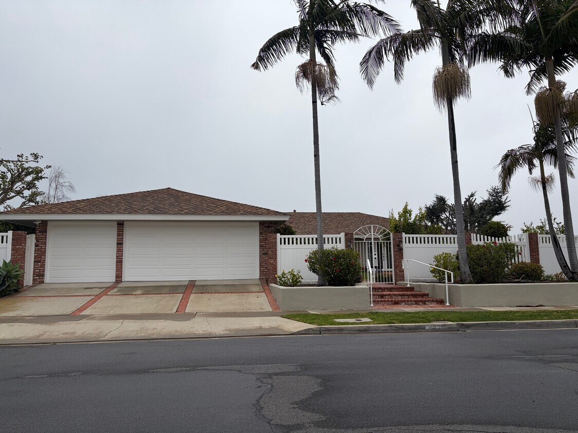 Building Photo - 1901 Altura Dr