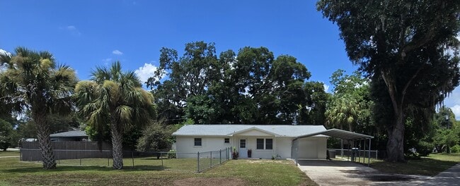 Building Photo - 3/2.5/1 Beautifully Updated Crystal River Home with Carport, Garage & Fenced Yard