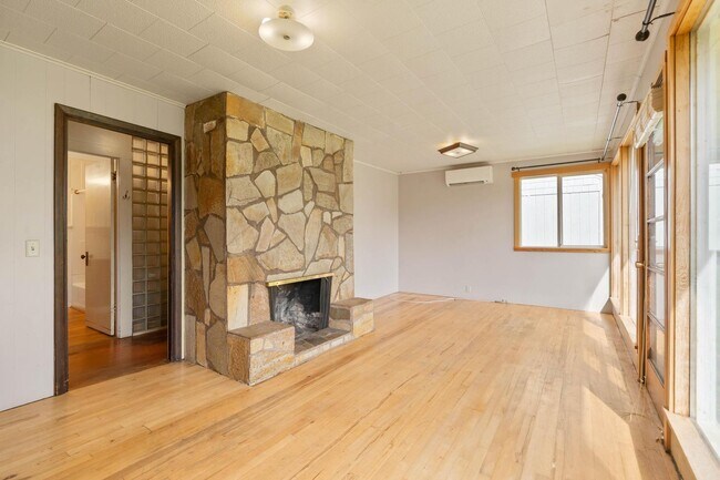 Foto del edificio - Quaint, inviting 4-bdrm/2-bath home in Cloverdale. Serene living, huge yard, covered patio