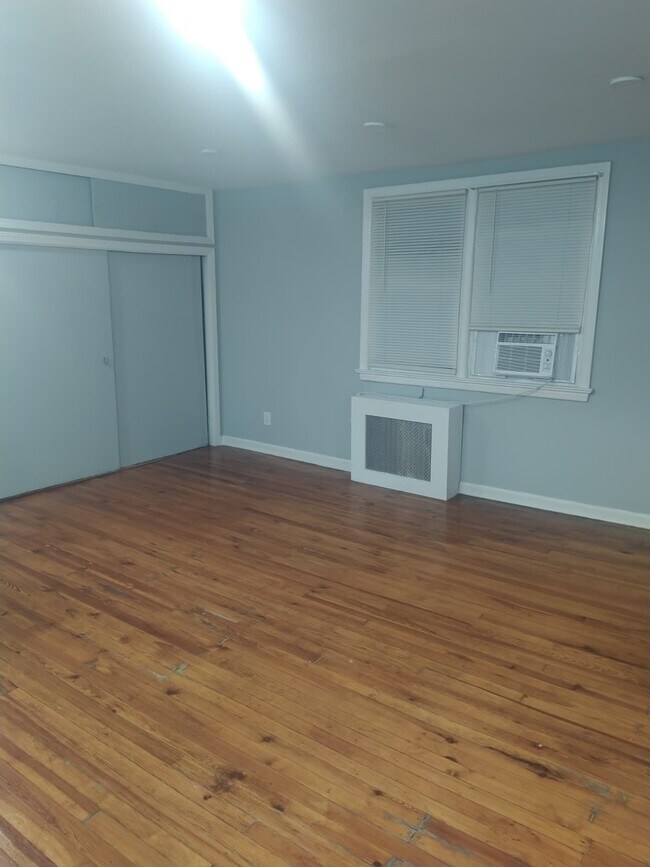 Building Photo - 121 W 28th St