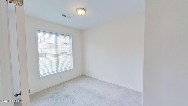 Foto del edificio - 57 Dresser Ln