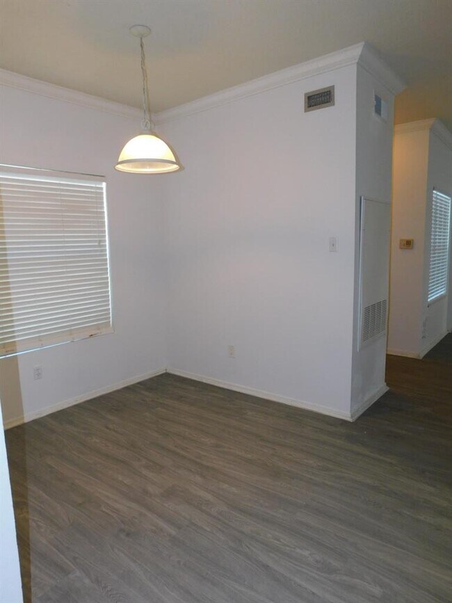 Foto del edificio - 12166 Metric Blvd