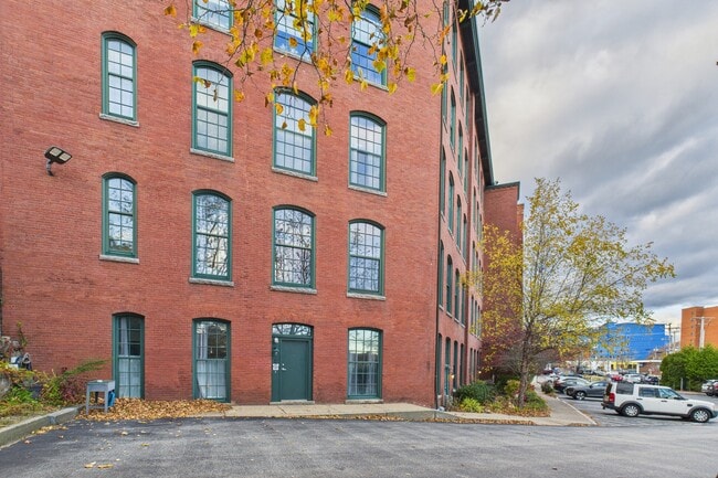 Building Photo - 28 Bayley St