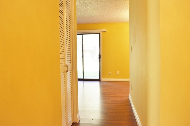 Building Photo - Cozy 2-Bedroom Condo in Prime Kingsgate Lo...