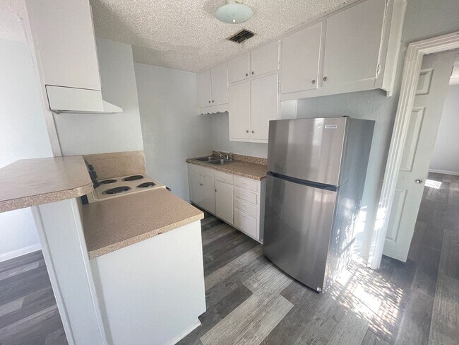 Building Photo - 1602-1604 N Park Street