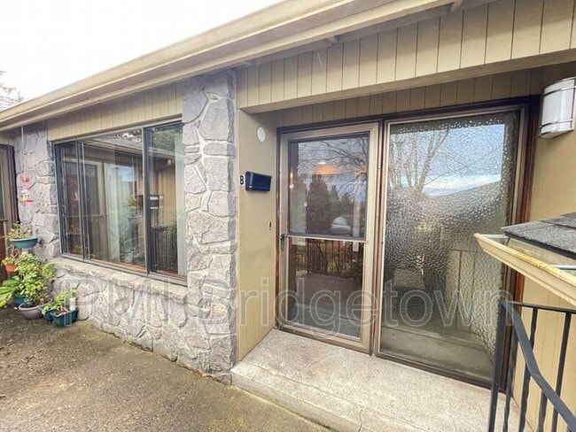 Building Photo - 7140 SE Thorburn St