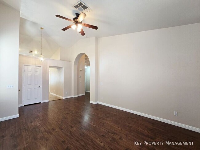 Foto del edificio - 1825 Lyell Canyon Ln