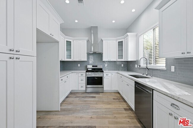 Foto del edificio - 13550 Hamlin St