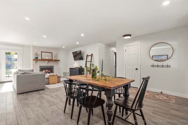 Building Photo - 1709 S Date Ave