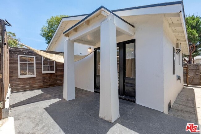 Building Photo - 2370 Silver Lake Blvd