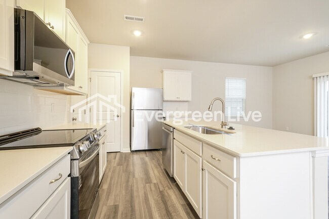 Building Photo - 5597 Hydrangea St