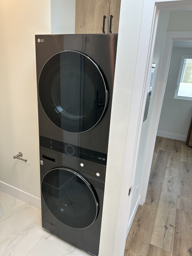 Building Photo - 5561 Mason Ave