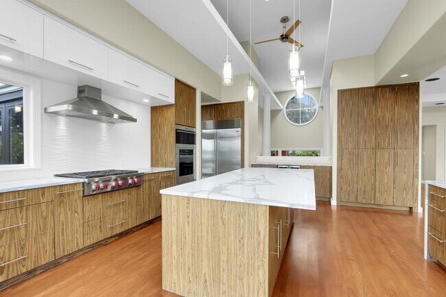 Building Photo - Spectacular 180* views from Mercer Island'...