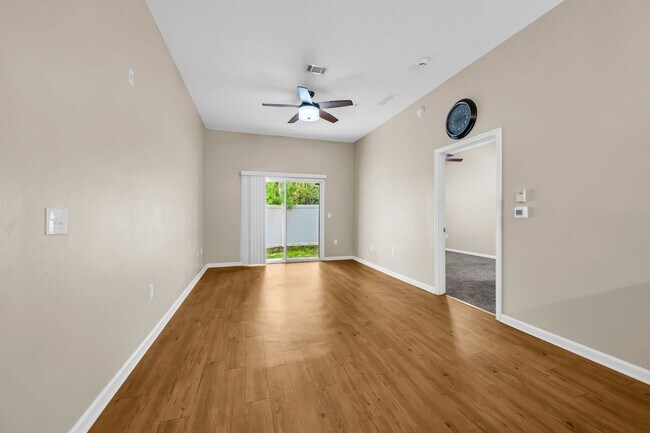 Foto del edificio - Spacious 2 Bedroom/2 Bathroom Condo in Gated Community with Pool