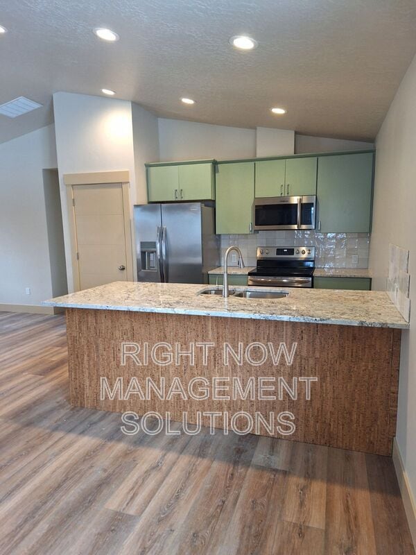 Foto del edificio - 702 Smith Ave