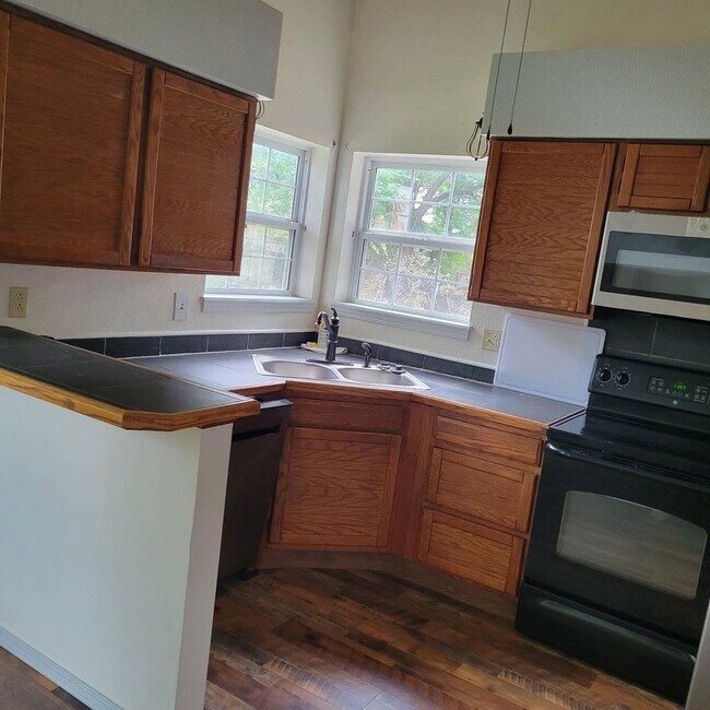 Foto del edificio - Spacious 4BR House in Colorado Springs