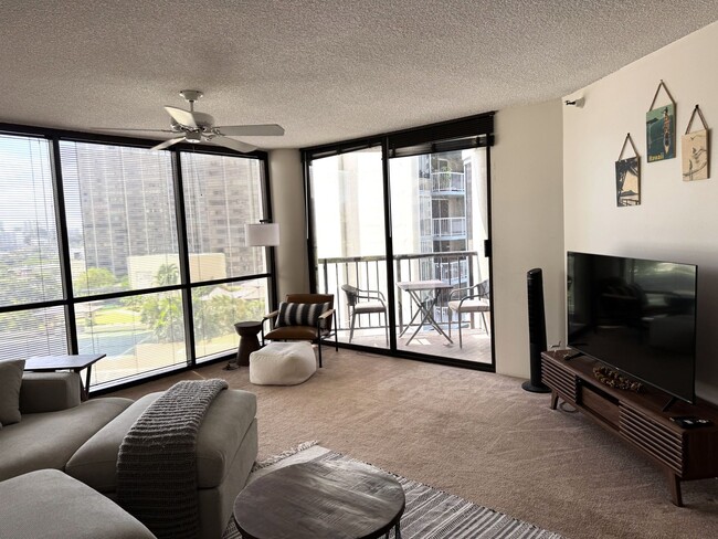 Building Photo - Honolulu Tower - One bedroom unit with par...