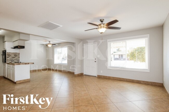 Foto del edificio - 2324 E Paradise Dr