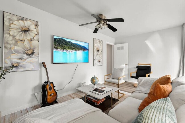 Foto del edificio - 4989 Randlett Dr