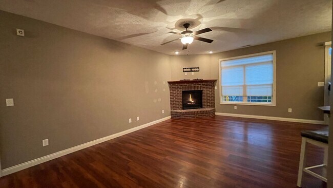 Foto del edificio - COMING SOON....3 Bedroom 2 Bath with Offic...
