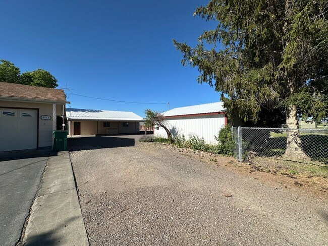 Foto del edificio - 5842 Henley Rd