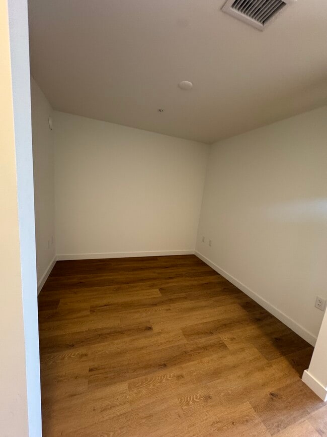 Building Photo - 1640 NE 125th St