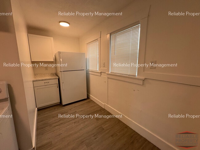 Building Photo - 215 N 6th Ave