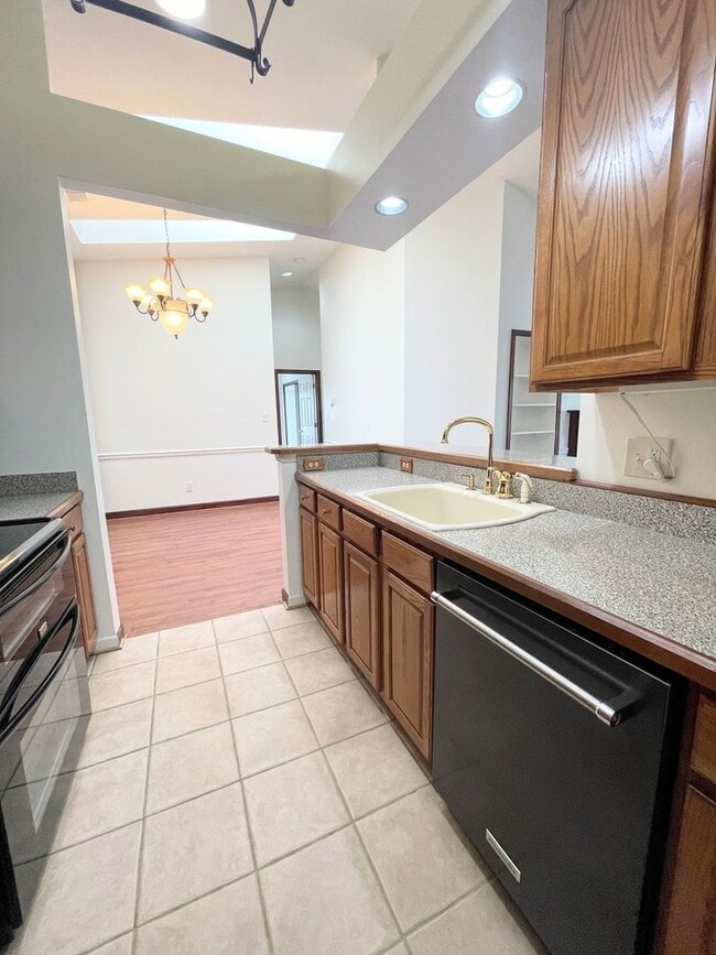 Building Photo - 2 Bedroom 2 Bathroom Penthouse Condo In Si...
