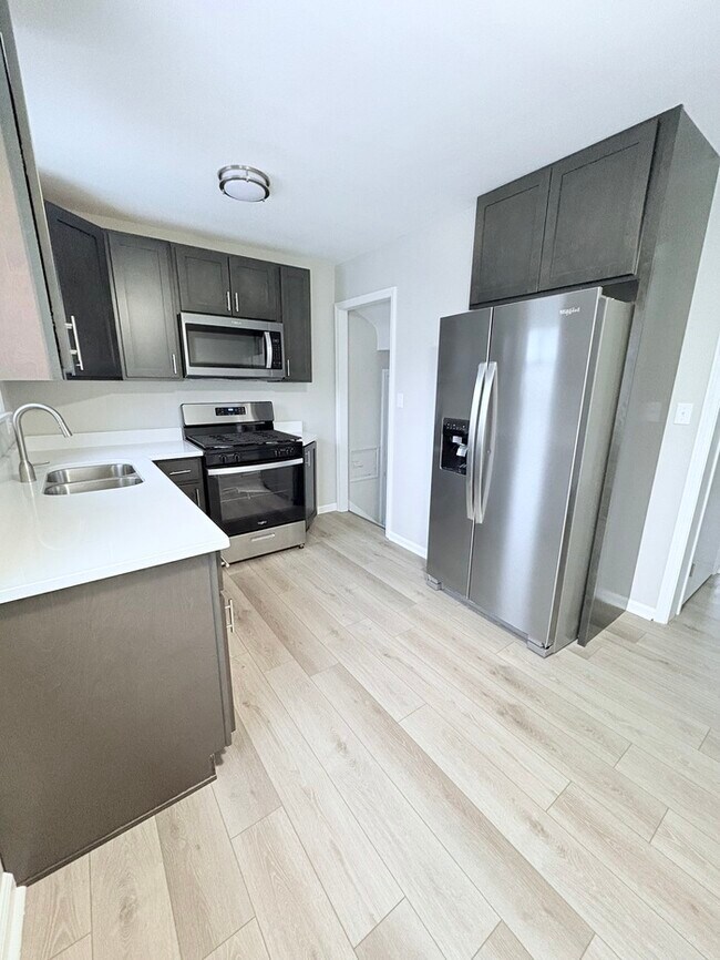 Foto del edificio - Newly Renovated 3BR 2BA Home w/ Garage + Washer/Dryer in the heart of Wickliffe, OH.