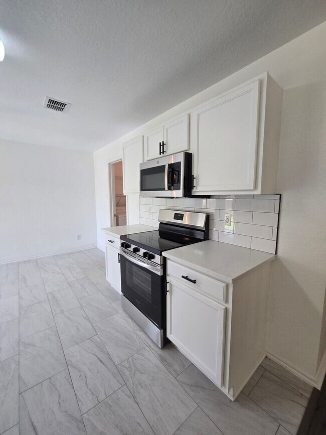 Foto del edificio - Charming 4BR House in San Antonio- Over 20...