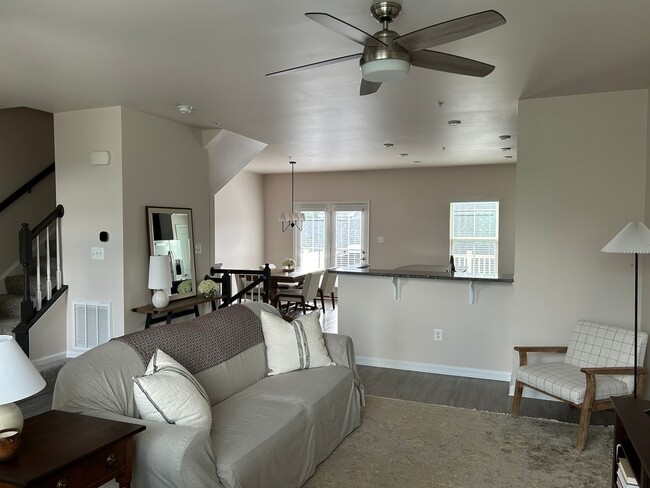 Building Photo - 4 Bedroom Townhome in Brunswick Crossing