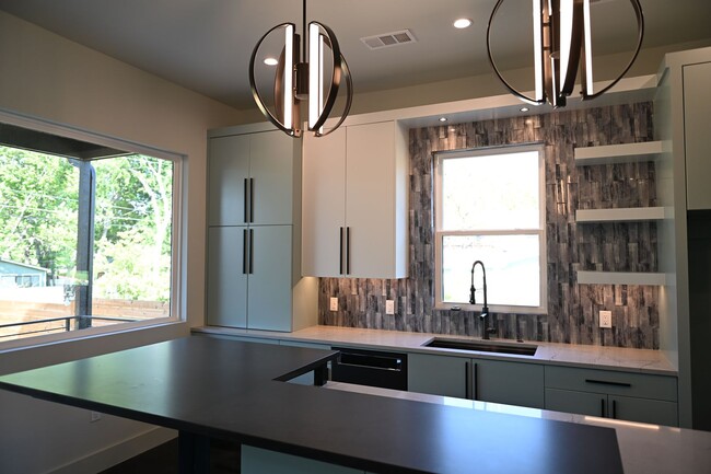 Building Photo - South Austin Oasis
