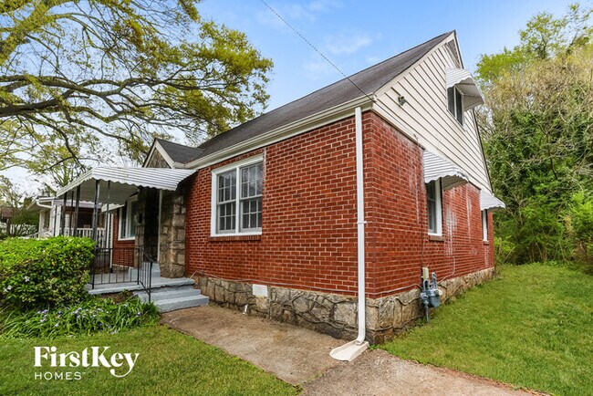 Building Photo - 2276 Dauphine St