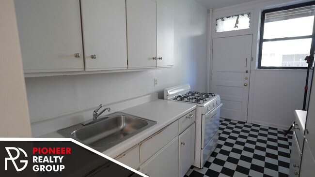 Foto del edificio - 824 W Waveland Ave