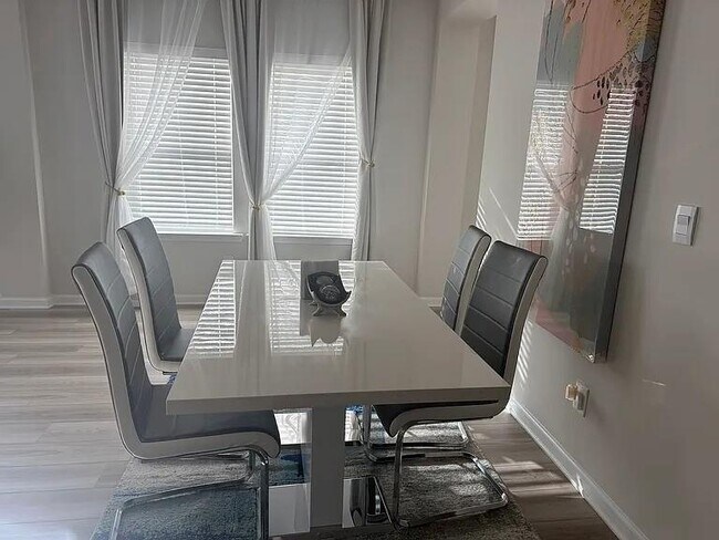 Building Photo - 1177 Sunny Lk Dr