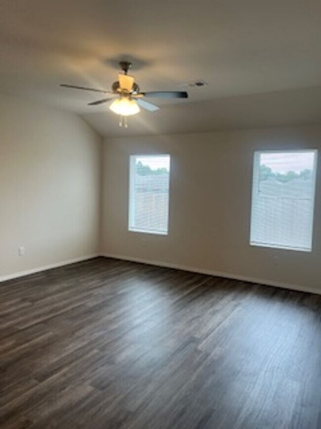 Foto del edificio - Three Bedroom / Two Bath Home/Two Car Garage/Fenced Backyard