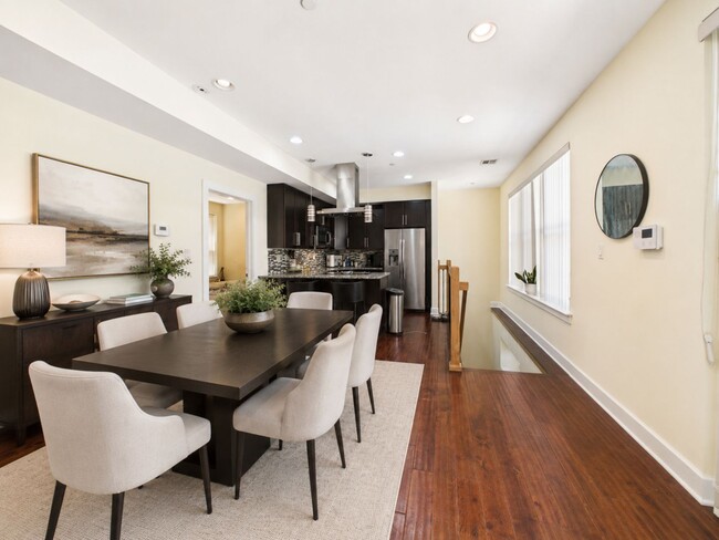 Building Photo - Bright bi-level 2 bed 2 bath available SEPTEMBER 10