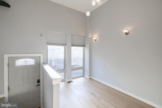 Building Photo - 2435 Manton St