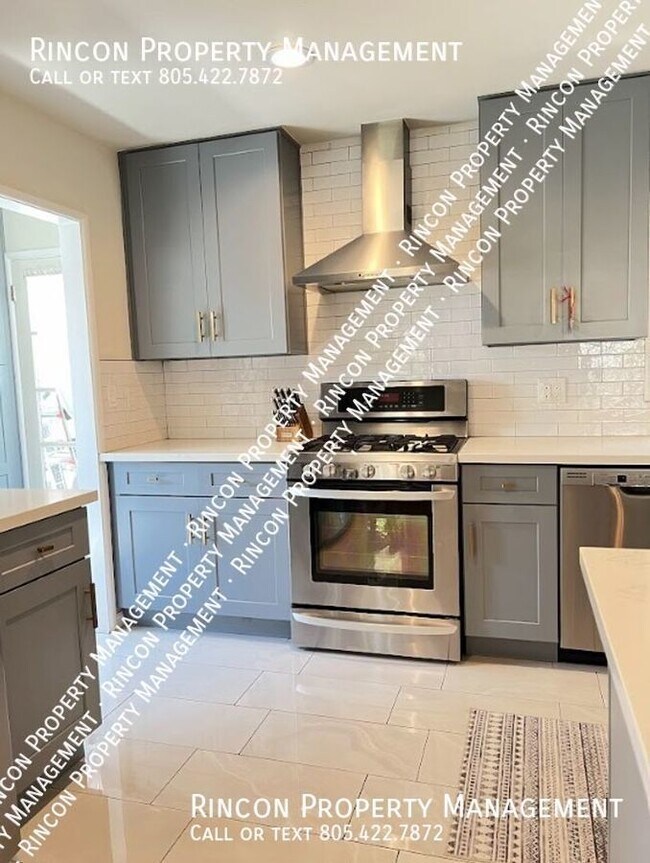 Foto del edificio - COMING SOON!!!   Beautifully Renovated 3-B...