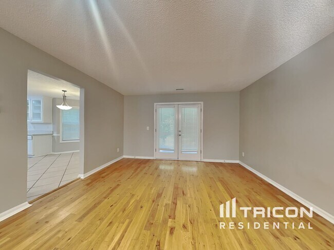 Foto del edificio - 121 Crown Oaks Dr