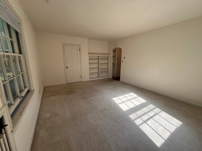 Building Photo - 1406 Drake St