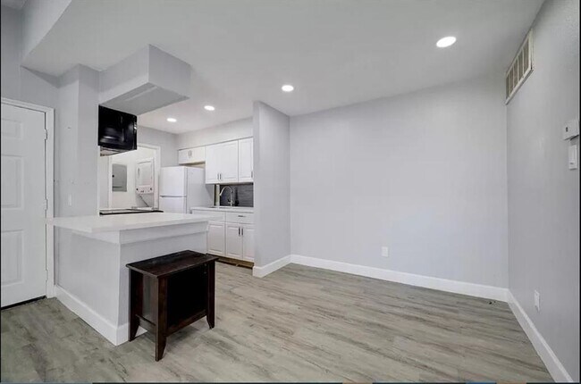 Building Photo - 9550 Deering Dr