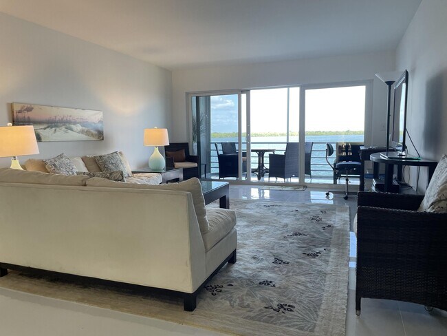 Foto del edificio - 60 Yacht Club Dr