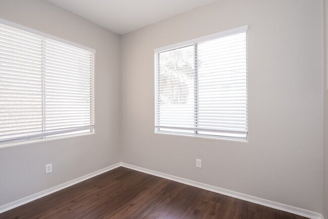 Foto del edificio - 878 Sheerwater Ave