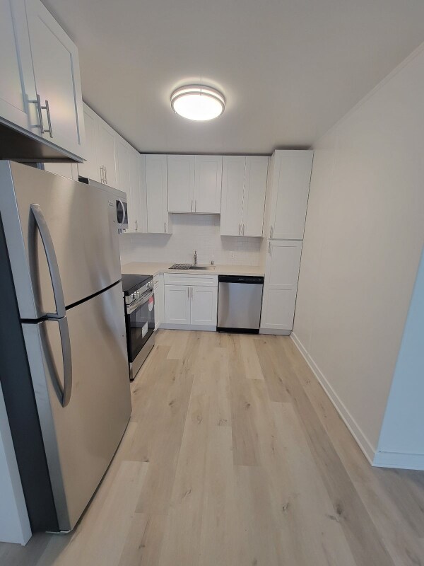 Building Photo - 2332 S Bentley Ave