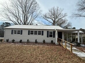 Building Photo - 671 E Forest St