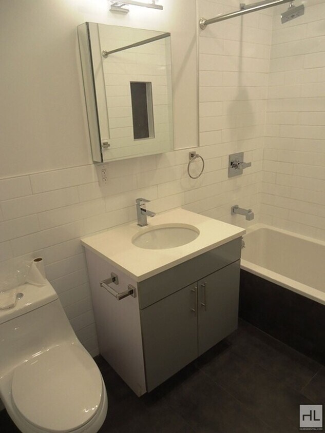 Building Photo - Myrtle Avenue / Spacious  3-Bed, 2-Bath / ...