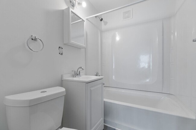 Building Photo - BEAUTIFUL 4 BEDROOM APARTMENTS!!