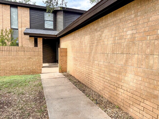Foto del edificio - Newly Updated 2 Story Duplex