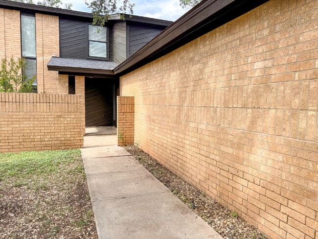 Building Photo - Updated 2-Story Duplex!